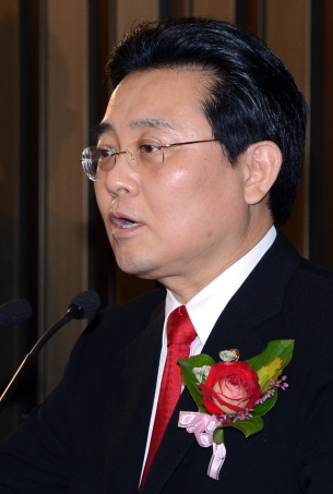 전병헌(국회의원/정당인/민주당원내대표/한국e-Sports협회회장)
The new floor leaders of the ruling and main opposition parties took office on Wednesday with the shared goal of highlighting the presence and role of their respective parties.
