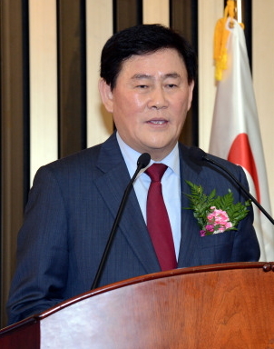 최경환(국회의원/전정무직공무원)
The new floor leaders of the ruling and main opposition parties took office on Wednesday with the shared goal of highlighting the presence and role of their respective parties.