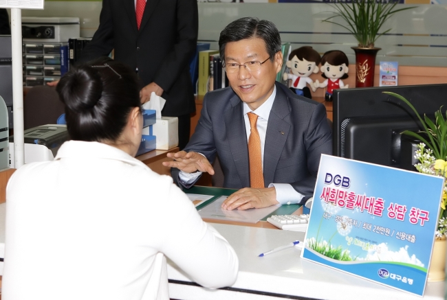직접 서민금융대출을 하고 있는 하춘수 회장.