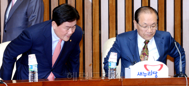16일 오전 국회에서 열린 새누리당 최고중진연석회의에 황우여 대표와 최경환 신임 원내대표가 자리에 앉고 있다. 박현구 기자phko@heraldcorp.com 2013.05.16
1년 동안 새누리당의 국회 활동을 총괄할 최경환 신임 원내대표가 16일 열린 최고중진연석회의에 참석, 신고인사를 하고 있다. 최 원내대표는 첫 일성으로 여당의 국정운영과 관련해 “더이상 시행착오가 용납되지 않는 시기”라고 말했다. 박현구 기자/phko@heraldcorp.com