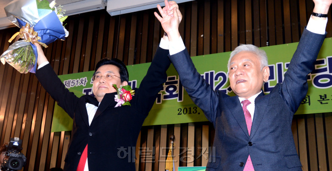민주당의 새 원내대표로 선출된 전병헌 의원이 15일 오전 국회에서 당선인사를 하고 있다. 전 신임 원내대표는 "의원들이 저를 선택해 준 것은 분명한 존재감, 선명한 민주당, 유능한 민주당으로 함께 나가자는 결의라 생각한다"면서 "127명 의원들의 역량을 한 데 모아 민주당의 위기를 극복하는 데 좋은 성과를 이루겠다"고 말했다. 박현구 기자phko@heraldcorp.com 2013.05.15
전병헌 민주당 신임 원내대표는 16일 “집권 1기의 여당 원내대표는 청와대 대리인 격”이라며 “청와대 입장만 일방적으로 강요하거나 관철하려 하면 상당한 견제가 있을 것”이라고 새누리당 견제에 나섰다. 전 원내대표가 전날 당선 후 김한길 당대표와 두 손을 번쩍 들어 인사하고 있다.  박현구 기자/phko@