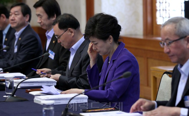 국무위원 전원이 참석한 가운데 박근혜 대통령이 16일 새정부 첫 재정전략회의를 주재하고있다. 이번 회의는  정부 국정과제를 이행하기 위한 공약가계부, 세입·세출 구조조정 등 중장기 국가재정 운용 방안을 논의했다.<br />정희조 기자/checho@heraldcorp.com 130516
국무위원 전원이 참석한 가운데 박근혜 대통령이 16일 새정부 첫 재정전략회의를 주재하고있다. 이번 회의는  정부 국정과제를 이행하기 위한 공약가계부, 세입·세출 구조조정 등 중장기 국가재정 운용 방안을 논의했다.
정희조 기자/checho@heraldcorp.com 130516