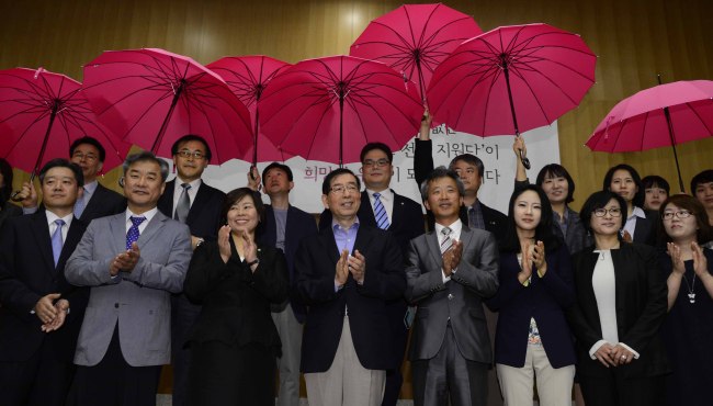 Seoul Mayor Park Won-soon (center, front row) applauds with its newly created group of experts who will help women victims of violence legally and medically in an appointment ceremony Thursday.    Park Hae-mook/The Korea Herald