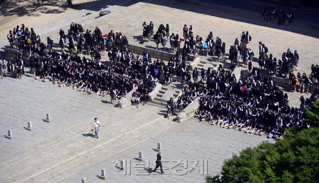 화창한 날씨를 보이는 16일 오전 서울 중구 덕수궁으로 수학여행을 온 학생들이 단체사진을 찍고 있다.  박해묵 기자/mook@heraldcorp.com