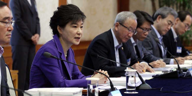 국무위원 전원이 참석한 가운데 박근혜 대통령이 16일 새정부 첫 재정전략회의를 주재하고있다. 이번 회의는  정부 국정과제를 이행하기 위한 공약가계부, 세입·세출 구조조정 등 중장기 국가재정 운용 방안을 논의했다.<br />정희조 기자/checho@heraldcorp.com 130516
President Park Geun-hye speaks during a meeting with ministers on the nation’s fiscal management at Cheong Wa Dae on Thursday.
Chung Hee-cho/The Korea Herald