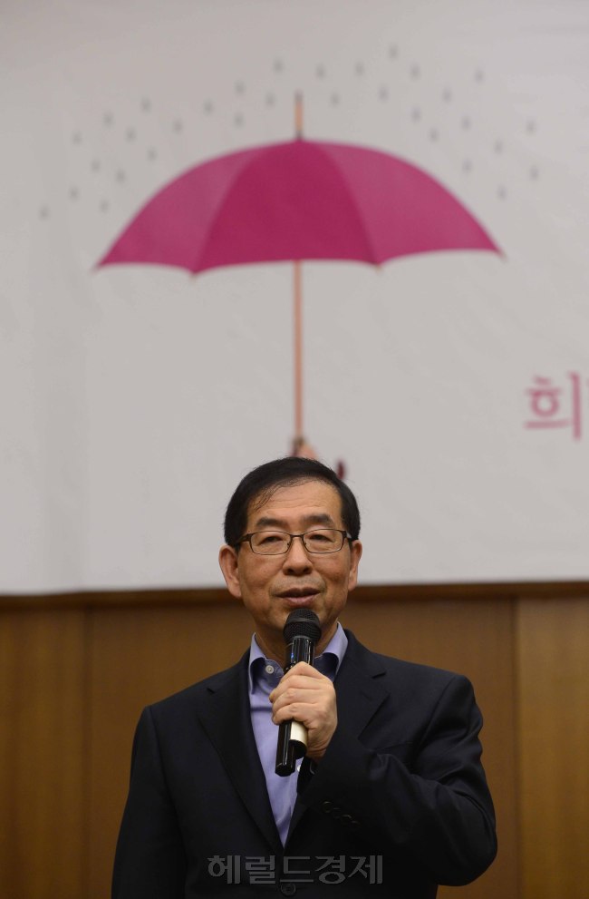 서울시가 16일 오전 서울시청 서소문청사 대회의실에서 여성폭력 방지 및 피해자 지원을 위한 '서울시 법률-의료 전문 지원단'의 위촉식을 가진 가운데 박원순 서울시장이 인사말을 하고 있다. 박해묵 기자/mook@heraldcorp.com
서울시가 16일 오전 서울시청 서소문청사 대회의실에서 여성폭력 방지 및 피해자 지원을 위한 '서울시 법률-의료 전문 지원단'의 위촉식을 가진 가운데 박원순 서울시장이 인사말을 하고 있다. 박해묵 기자/mook@heraldcorp.com