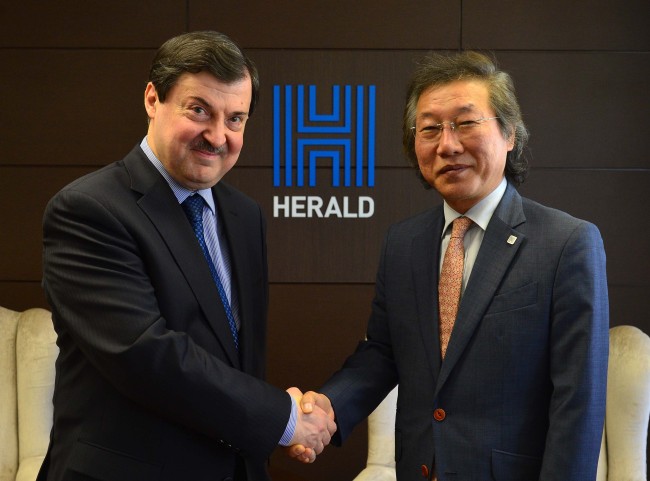 Greek Ambassador to Korea Dionisios Sourvanos (left) and Korea Herald CEO and publisher Lee Young-man shake hands during a courtesy visit by the envoy at Lee’s office in Seoul on Thursday. Sourvanos began his posting in Korea in January.   Lee Sang-sub/The Korea Herald
