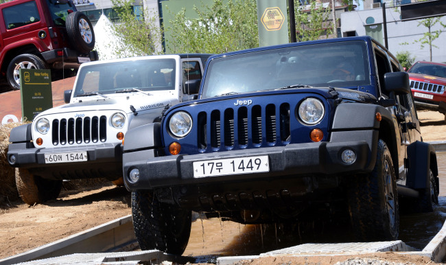 Chrysler’s Jeep on Thursday offered a driving experience in the heart of the city in Sinsa-dong with offroad tracks laid on the road.   Ahn Hoon/The Korea Herald