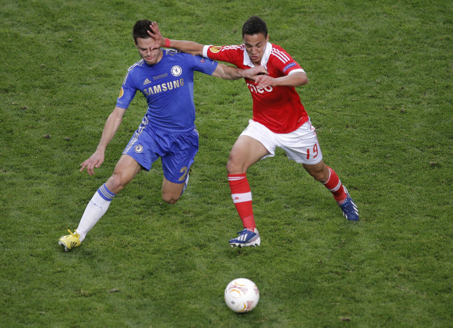 Chelsea's Cesar Azpilicueta, from Spain, left, is held off by Benfica's Rodrigo Machado, from Spain during the Europa League final soccer match between Benfica and Chelsea at ArenA stadium in Amsterdam, Netherlands, Wednesday. (AP-Yonhap News)