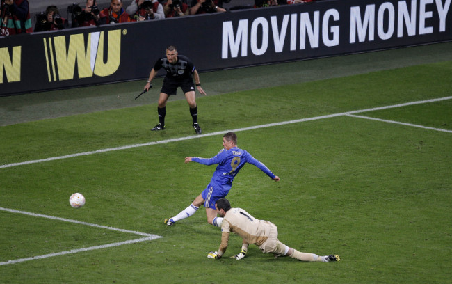 Chelsea's Fernando Torres, from Spain takes the ball round Benfica's goalkeeper Artur Moraes, from Brazil to score the opening goal during the Europa League final soccer match between Benfica and Chelsea at ArenA stadium in Amsterdam, Netherlands, Wednesday. (AP-Yonhap News)
