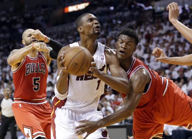 Miami Heat's Chris Bosh drives to the basket as Chicago Bulls' Jimmy Butler, right, defends during the first half of Game 5 of an NBA basketball Eastern Conference semifinal, Wednesday. (AP-Yonhap News)