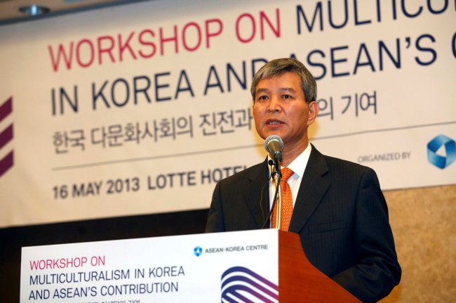 Chung Hae-moon, secretary general of the ASEAN-Korea Center, speaks at a forum on Korea’s multiculturalism in Seoul on Thursday.   ASEAN-Korea Centre