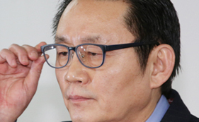 윤창중(전정무직공무원/전신문인)
윤창중 전 청와대 대변인이 성추행 혐의를 받고 있는 가운데 피해 인턴 여성의 아버지가 2차 성추행을 언급했다.