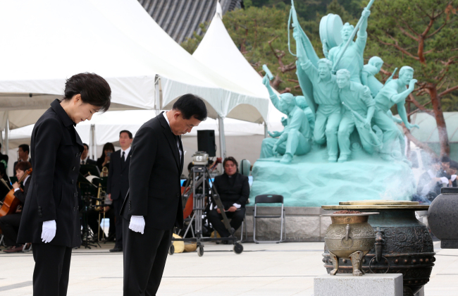 박근혜(대통령)
GWANGJU— President Park Geun-hye on Saturday took part in honoring the 33rd anniversary of a popular movement in the southern city of Gwangju that acted as the watershed event in the nation's transition into a democracy and said the event should be used to bring about national unity.