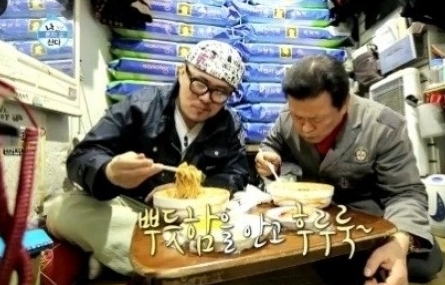 데프콘(유대준/가수)
지난 17일 방송된 MBC ‘나 혼자 산다’에서는 무지개 회원 멤버들이 부모님을 만나 함께하는 시간을 가졌다.