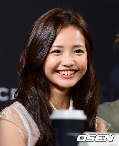 하연수(영화배우)
지난 13일 서울 여의도동 63시티 주니퍼룸에서 열린 엠넷 음악드라마 ‘몬스타’ 제작발표회에 참석한 하연수가 밝게 웃고 있다.