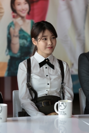 아이유(이지은/가수)
가수 아이유가 배우 서지석의 결혼식장에서 습격당했다는 소식이 알려졌다.