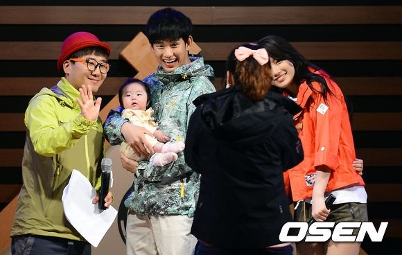 김수현(좌부터/탤런트/영화배우),수지(배수지/가수/미쓰에이)
김수현은 18일 오후 강원도 평창 알펜시아 리조트에서 진행된 ‘제3회 빈폴 아웃도어 글램핑 페스티벌’에서 아이를 안고 기념사진을 촬영했다.