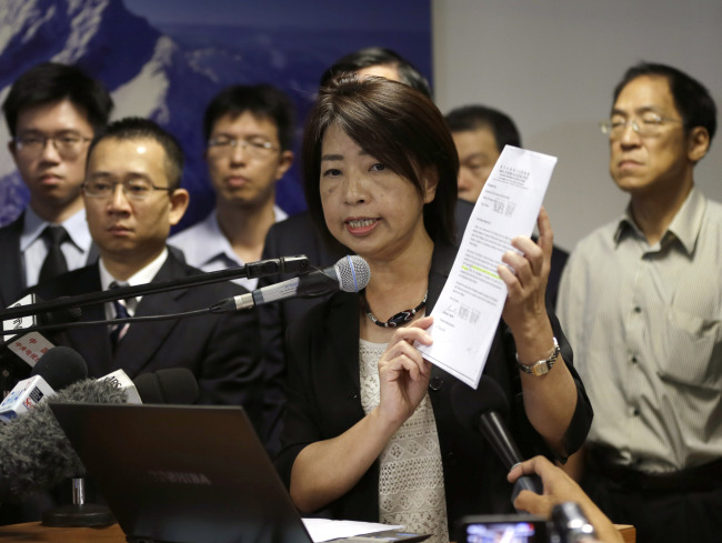Chen Wen-chi, director of International and Cross-Straits Legal Affairs of Taiwan, shows a copy of the letter of apology by the Philippine government during a news conference at Taipei Economic and Cultural Office at the financial district of Makati city, east of Manila, Saturday.   AP-Yonhap News