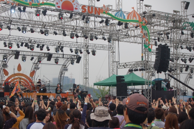 Korean band Tacopy entertains the crowds at the “Sun” stage at Greenplugged Festival.    Emma Kalka/The Korea Herald