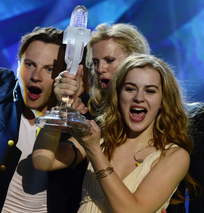 Denmark’s Emmelie de Forest raises her prize after winning the final of the 2013 Eurovision Song Contest in Malmoe, Sweden, Saturday.    AFP-Yonhap News