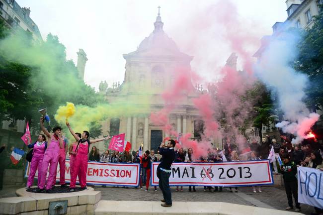 Members of anti-gay-marriage movements gather in front of the Sorbonne University in Paris on Thursday.   AFP-Yonhap News