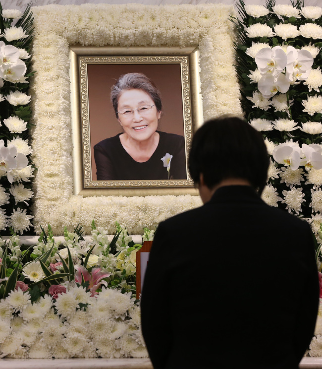 박영숙(사회기관단체인/미래포럼이사장/여성환경연대으뜸지기/살림이이사장)
A mourner pays respect to Park Young-sook, a leading women’s rights activist, at a funeral at Severance Hospital in Seoul on Friday.   Yonhap News