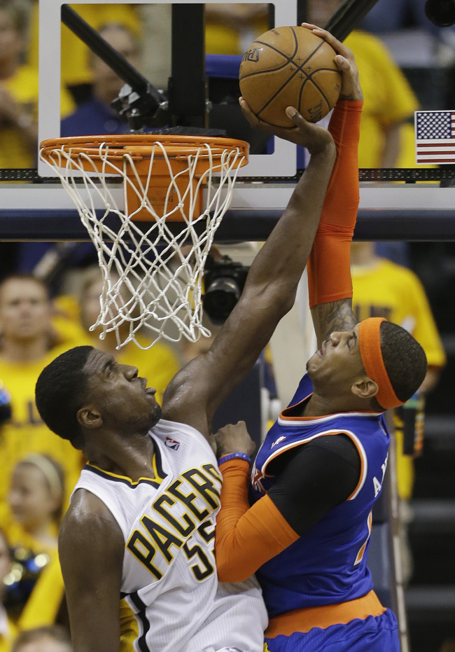Indiana Pacers center Roy Hibbert blocks the shot of New York Knicks forward Carmelo Anthony on Saturday.   AP-Yonhap News