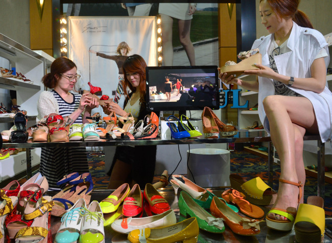 Models pose with sandals for summer at a shoe exposition organized by Shinsegae Department Store in Gangnam in southern Seoul on Sunday.   Lee Sang-sub/The Korea Herald