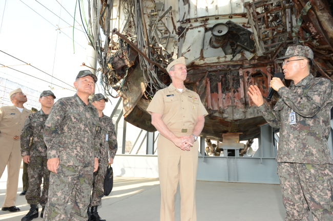 U.S. Chief of Naval Operations Adm. Jonathan W. Greenert (second from right) is briefed on the wreckage of the corvette Cheonan at the South Korean Navy’s Second Fleet in Pyeongtaek, Gyeonggi Province, Thursday.   Navy