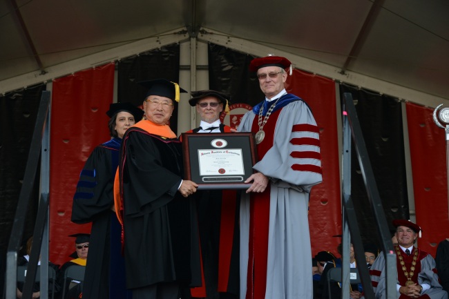 Hyosung Group chairman S.R. Cho (left) receives his honorary doctorate in engineering from Illinois Institute of Technology president John L. Anderson on Saturday.   Hyosung