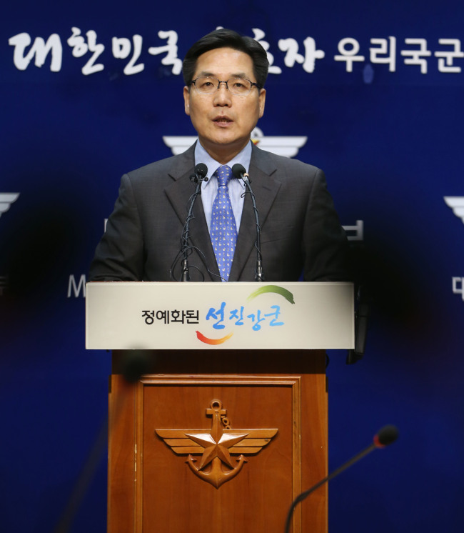 김민석(별정직공무원/전신문기자/국방부대변인)
<YONHAP PHOTO-0642> 김민석 국방부 대변인 北유도탄 발사 브리핑 (서울=연합뉴스) 임헌정 기자 = 김민석 국방부 대변인이 18일 오후 서울 용산 국방부에서 북한이 이날 동해안 일대에서 단거리 미사일로 보이는 유도탄 3발을 발사한 것과 관련해 브리핑을 하고 있다. 국방부는 "북한이 오늘 오전 2회, 오후 1회 등 3차례에 걸쳐 동해안 일대에서 북동쪽으로 유도탄을 발사했다"고 밝혔다. 2013.5.18 kane@yna.co.kr/2013-05-18 17:41:11/ <저작권자 ⓒ 1980-2013 ㈜연합뉴스. 무단 전재 재배포 금지.>
Defense Ministry spokesman Kim Min-seok speaks during a news briefing on Saturday.   Yonhap News
