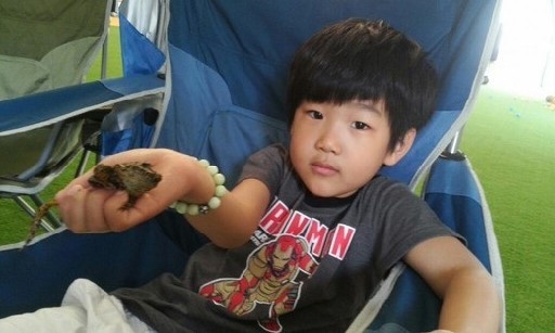 이준수(이종혁아들)
이종혁은 지난 16일 오전 트위터에 “개구리쯤이야...”라는 글과 함께 사진 한 장을 공개했다. 사진 속 준수는 살아있는 개구리를 손바닥에 올린 채 여유로운 표정으로 카메라를 바라보고 있다.