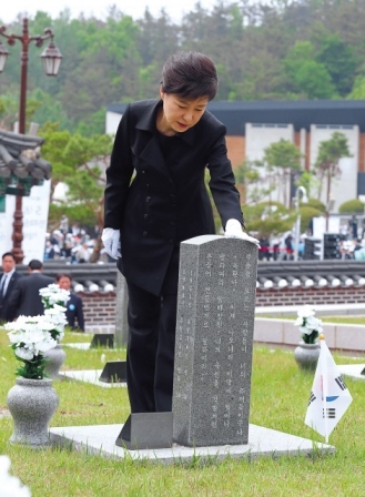 박근혜(대통령)
President Park Geun-hye reads a gravestone during a special ceremony for the victims of the 1980 pro-democracy movement in the May 18 National Cemetery in Gwangju on Saturday. The same day, seats are left vacant as members of liberal groups and those who represent the victims of military-junta oppression boycotted the event over the government’s rejection of their request to have the “March for Thee” song in unison. The government instead arranged for a choir to sing the song,