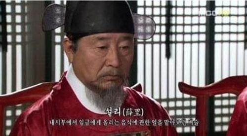 ‘설리 닮기 싫은 이유’ 게시물이 누리꾼들의 폭소를 자아냈다. 최근 한 온라인 커뮤니티에는 ‘설리 닮기 싫은 이유’라는 제목의 사진 한 장이 올라왔다. 해당 사진은 사극의 한 장면을 캡처한 것으로 조선시대 의복을 차려 입은 남자 밑에 ‘설리’라는 자막이 표시돼 있다.