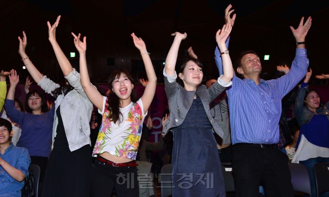 19일 오후 서울시청 다목적홀에서 문화체육관광부 주최, 한국문화예술교육진흥원이 주관하는 2013 세계문화예술교육 주간행사의 개막공연인 '시민들의 특별한 공연_SNS를 위한 전무후무(前無後無)가 열렸다. <br />이상섭 기자. babtong@heraldcorp.com 2013.05.19
19일 오후 서울시청 다목적홀에서 문화체육관광부 주최, 한국문화예술교육진흥원이 주관하는 2013 세계문화예술교육 주간행사의 개막공연인 '시민들의 특별한 공연_SNS를 위한 전무후무(前無後無)가 열렸다.
이상섭 기자. babtong@heraldcorp.com 2013.05.19
19일 오후 서울시청 다목적홀에서 문화체육관광부 주최, 한국문화예술교육진흥원이 주관하는 2013 세계문화예술교육 주간행사의 개막공연인 '시민들의 특별한 공연_SNS를 위한 전무후무(前無後無)가 열렸다.
이상섭 기자. babtong@heraldcorp.com 2013.05.19