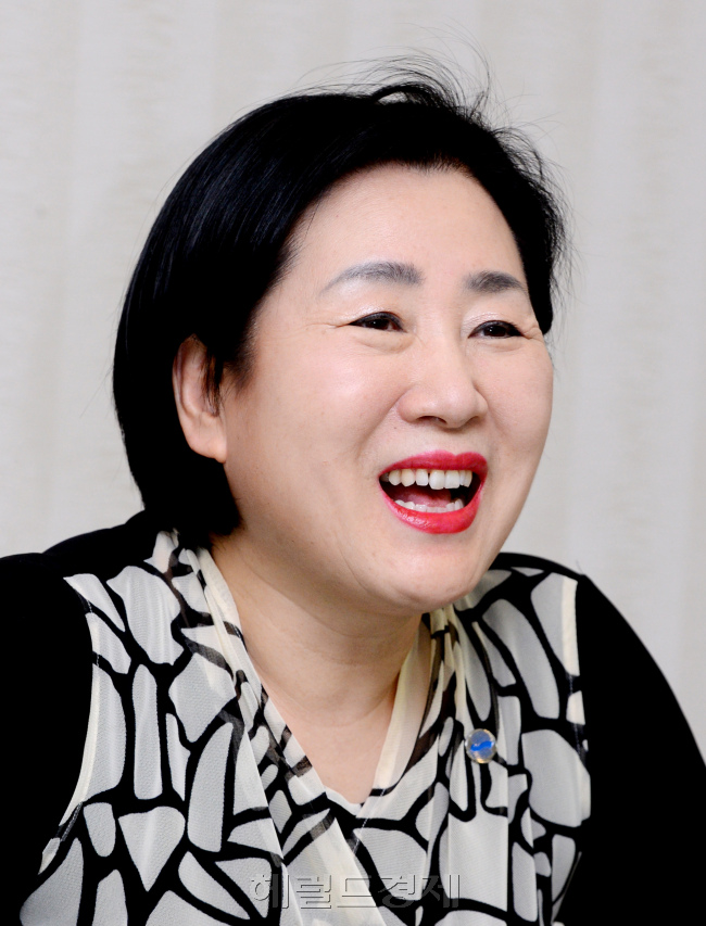 류현순씨, KBS 신임 부사장. 박현구 기자pho@heraldcorp.com 2013.05.13
류현순씨, KBS 신임 부사장. 박현구 기자pho@heraldcorp.com 2013.05.13
류현순씨, KBS 신임 부사장. 박현구 기자pho@heraldcorp.com 2013.05.13