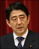 아베신조(AbeShinzo/정치인/일본총리)
아베 신조 일본 총리가 최근 미국 언론과의 인터뷰에서 야스쿠니 신사 참배에 대해 국민으로서 당연하다는 견해를 밝힌 것으로 나타났다. 특히 야스쿠니 신사를 미국의 알링턴 국립묘지에 빗대면서 앞으로도 계속 참배하겠다고 밝혔다고 연합뉴스가 전했다.