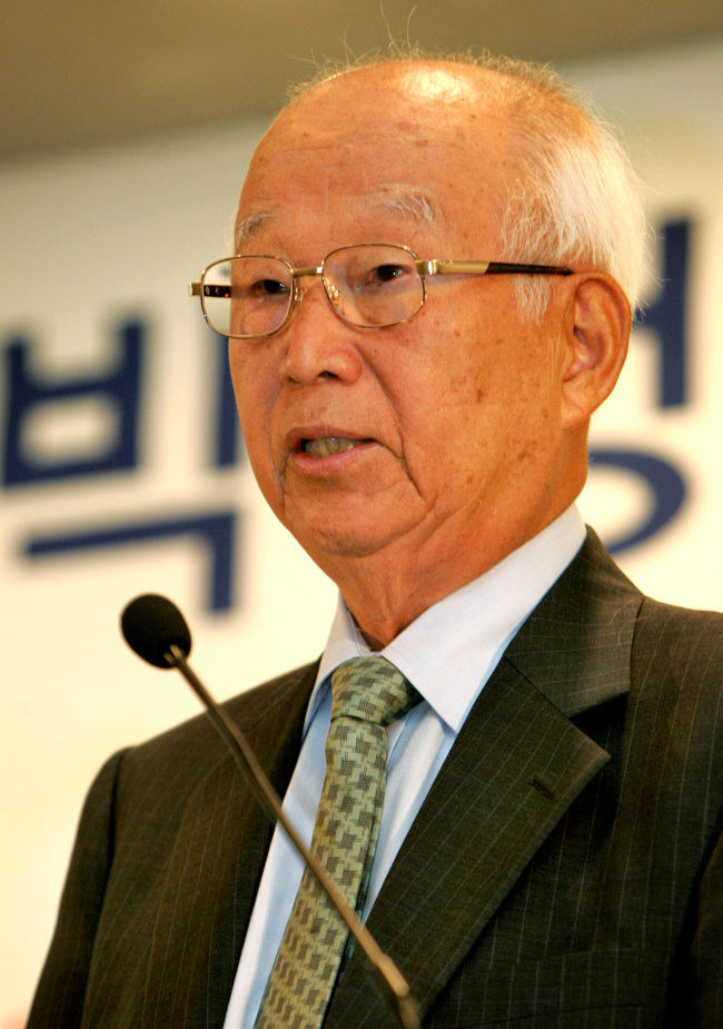 남덕우(경제기관단체인/전정무직공무원)
천연자원이 빈약한 우리나라는 수출로 먹고살아야 한다. 그러자면 노동과 머리로 경쟁할 수밖에 없다. 노동으로 경쟁하자면 노사가 상생의 길을 찾아야 하고 머리로 경쟁하자면 과학기술과 사회 각 분야의 문화수준을 높여야 한다.”