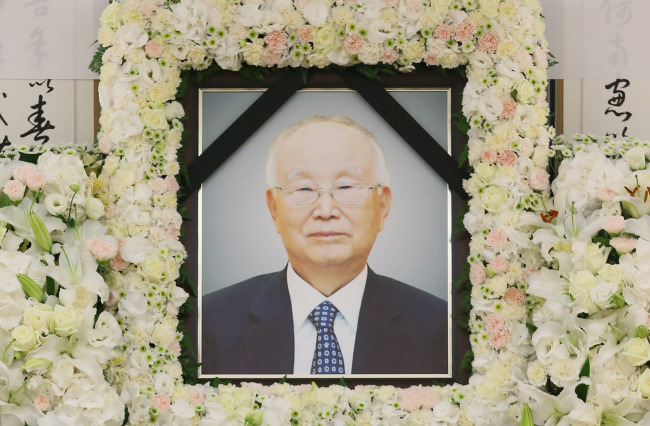 남덕우(경제기관단체인/전정무직공무원)
고(故) 남덕우 전 국무총리가 수 년전에 조언한 말인데, 지금의 상황에서도 이보다 더 나은 해법은 없는 듯 하다.