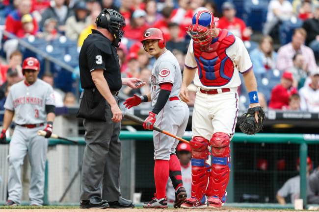 <YONHAP PHOTO-0227> PHILADELPHIA, PA - MAY 19: Shin-Soo Choo #17 of the Cincinnati Reds exchanges words with the home plate umpire after striking out in the third inning of the game against the Philadelphia Phillies at Citizens Bank Park on May 19, 2013 in Philadelphia, Pennsylvania. Brian Garfinkel/Getty Images/AFP== FOR NEWSPAPERS, INTERNET, TELCOS & TELEVISION USE ONLY ==../2013-05-20 06:06:31/ <저작권자 ⓒ 1980-2013 ㈜연합뉴스. 무단 전재 재배포 금지.>
Cincinnati Reds center fielder Choo Shin-soo exchanges words with the home plate umpire after striking out in the third inning. The Korean went 0 for 4 with a walk.   AFP-Yonhap News