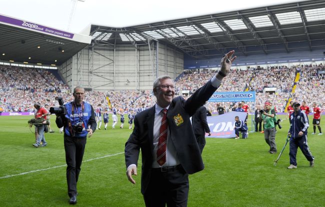 Manchester United manager Alex Ferguson acknowledges the crowd on Sunday.   AFP-Yonhap News