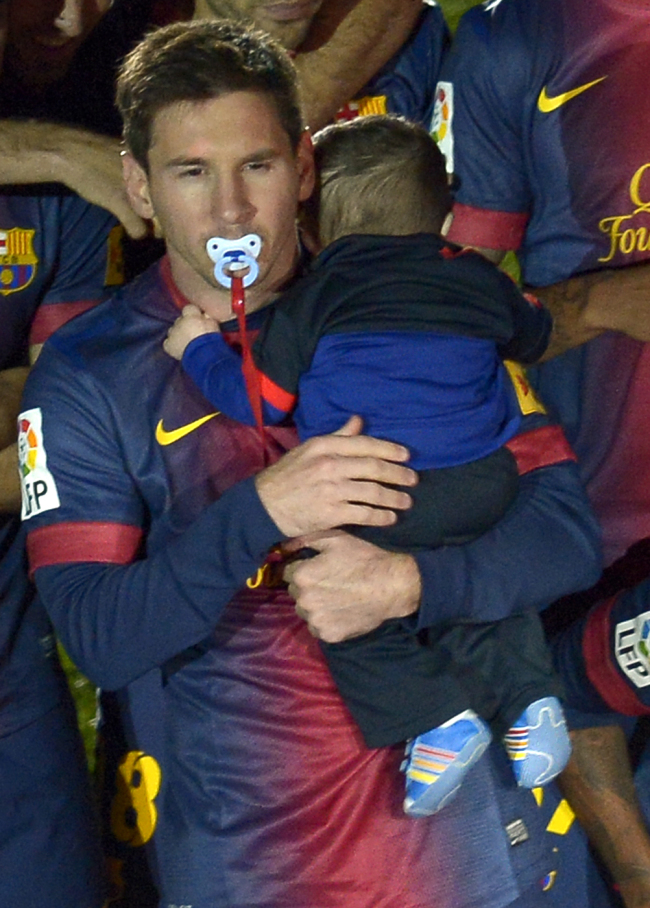 리오넬메시(LionelMessi/축구선수/FC바르셀로나)
Barcelona’s Lionel Messi holds his son while celebrating the Spanish league title on Sunday.   AP-Yonhap News
