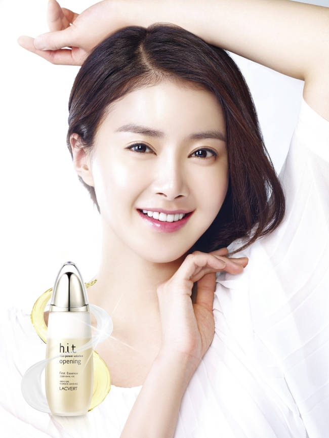 이시영(탤런트/영화배우)
건강미와 생기 넘치는 매력을 보여주는 배우 이시영이 LG생활건강의 화장품 브랜드 ‘라끄베르’의 새 모델로 발탁됐다.