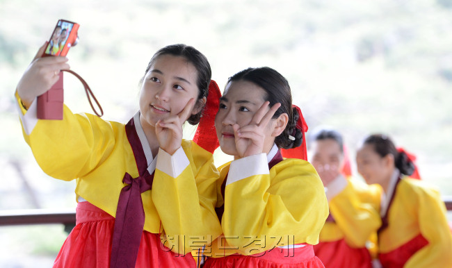성년의 날인 20일 오전 서울 남산골 한옥마을에서 있을 성년의날 기념식에 참석한 만20세 대학교 2학년 학생들이 기념촬영을 하며 행사 시작을 기다리고 있다./안훈기자 rosedale@ 2013.05.20