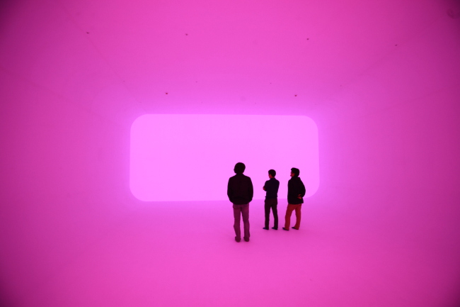 “Ganzfeld,” a light installation that is based on a phenomenon commonly experienced by pilots who often face a moment when they can’t tell whether what they are seeing is the sky or the sea.   Hansol Museum