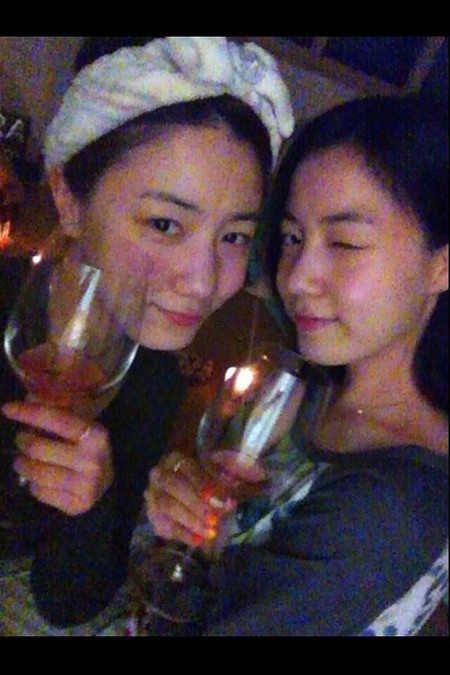 화영(좌부터/류화영/가수),효영(류효영/가수/파이브돌스)
티아라 전 멤버 화영과 파이브돌스 멤버 효영이 성년의 날 파티 사진을 공개했다.