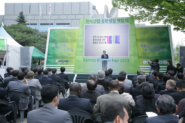 한전(KEPCO)이 전력분야 중소기업의 국내ㆍ외 시장 진입 확대 및 판로개척을 위해 나섰다. 지난달 29일 서울 삼성동 본사서 열린 국내 최초로 ‘전력산업 동반성장 박람회(KEPCO Electric Fair 2013)’가 열린 것.
