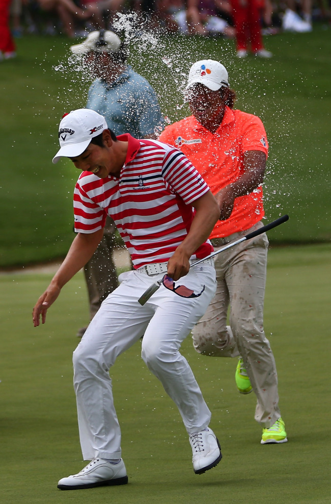 배상문(골퍼/캘러웨이)
Lee Dong-hwan douses water on Bae Sang-moon after he captured the Byron Nelson Championship on Sunday.   AFP-Yonhap News