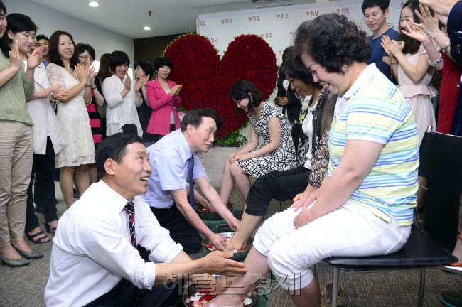 20일 오전 서울 강남구 역삼동 글라스타워에 위치한 결혼정보회사 듀오에서 올해 3회째로 실시한 '가장 닮고 싶은 부부'에 선정된 참사랑 실천 부부 3쌍이 부부사랑 세족식을 가지고 있다. 이번 이벤트는 '가장 닮고 싶은 부부'를 주제로 사연을 전국에서 응모해 선정된 부부에게 상패와 부부사랑 지원금 1백만원을 가각 수여한다. 박해묵 기자/mook@heraldcorp.com
20일 오전 서울 강남구 역삼동 글라스타워에 위치한 결혼정보회사 듀오에서 올해 3회째로 실시한 '가장 닮고 싶은 부부'에 선정된 참사랑 실천 부부 3쌍이 부부사랑 세족식을 가지고 있다. 이번 이벤트는 '가장 닮고 싶은 부부'를 주제로 사연을 전국에서 응모해 선정된 부부에게 상패와 부부사랑 지원금 1백만원을 가각 수여한다. 박해묵 기자/mook@heraldcorp.com